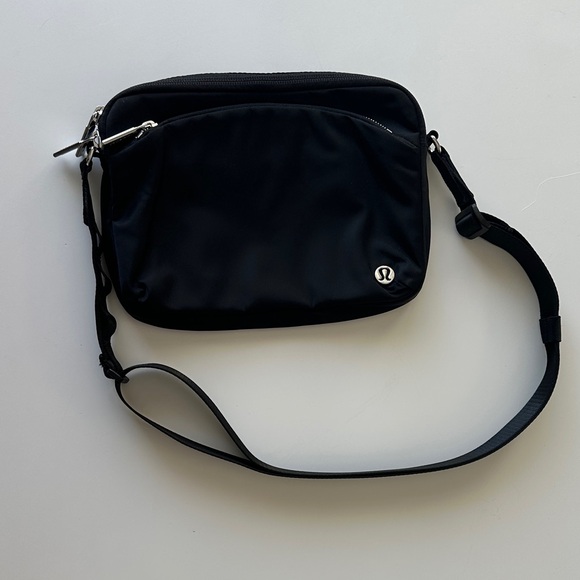 lululemon athletica Handbags - Lululemon city adventure crossbody bag  excellent condition.